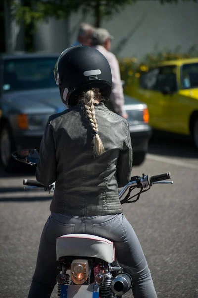 Portrét Zadní Pohled Blond Dívka Sedí Retro Motocyklu Ulici — Stock fotografie