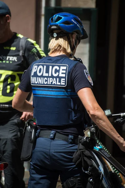 2022年6月12日 法国斯特拉斯堡 站在街上的法国女警察倒影 — 图库照片