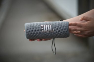 Mulhouse - Fransa - 16 Haziran 2022 - Gri taşınabilir JBL subwoofer hoparlörünün kapanışı