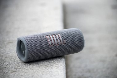 Mulhouse - Fransa - 16 Haziran 2022 - Gri taşınabilir JBL subwoofer hoparlörünü caddedeki taşlı merdivenlerde kapatın