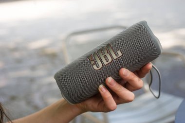Mulhouse - Fransa - 16 Haziran 2022 - Gri taşınabilir JBL subwoofer hoparlörünün kapanışı