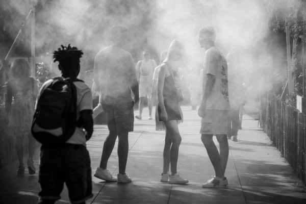 ストラスブール フランス 6月2022 黒と白の噴霧器のインストールで都市公園を歩く人々の肖像画 — ストック写真