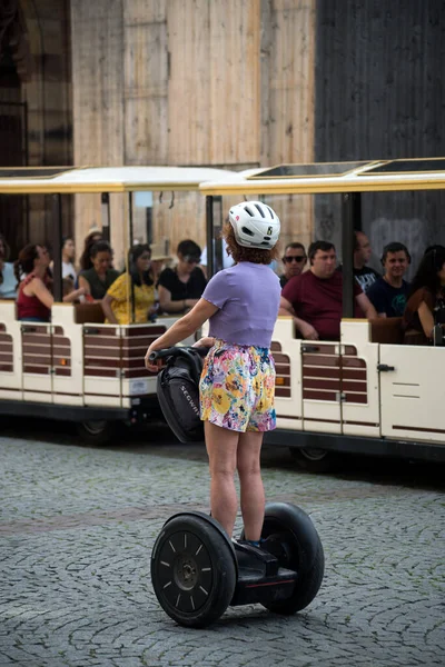 2022年6月18日 法国斯特拉斯堡 女子在街段上翻滚的倒影 — 图库照片