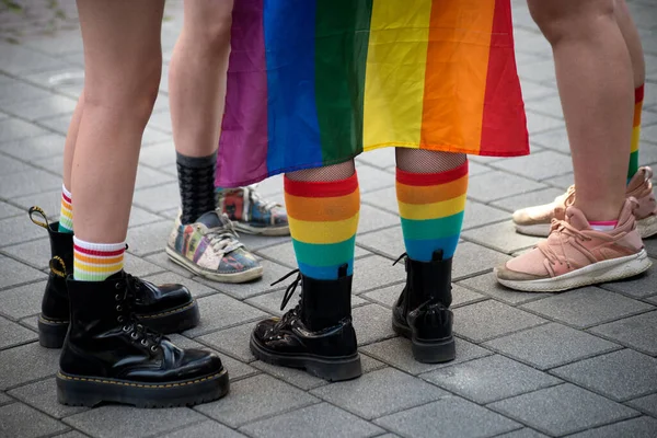 ゲイのプライド中に虹の靴下と虹の旗の閉鎖上のレズビアン女性 — ストック写真