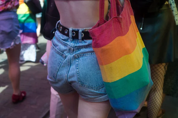 Närbild Lesbisk Flicka Med Regnbåge Väska Gay Stolthet — Stockfoto