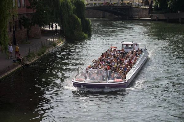 2022年6月18日 法国斯特拉斯堡小法国区伊尔河上的旅游船 — 图库照片