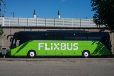 Kehl - Almanya - 25 Haziran 2022 - Tramvay istasyonunun rton 'daki yeşil flixbus manzarası, flixbus en ünlü şehirlerarası seyahat şirketidir. 