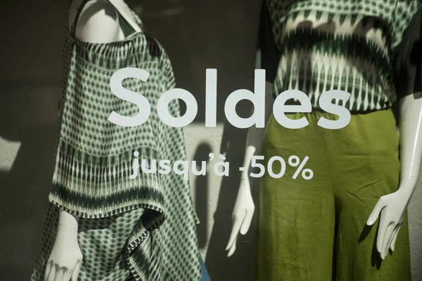 法文版折扣标志 Soldes Jusqu 的特写 法文版夏装背景下的法国时装店橱窗诱惑 销售至50 — 图库照片