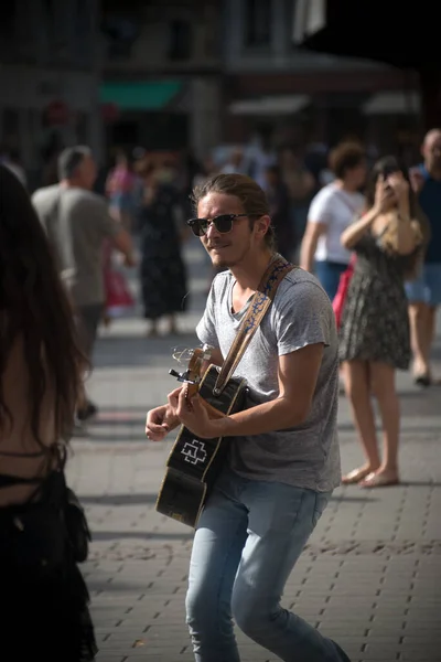 Страсбург Франция Июня 2022 Года Портрет Музыканта Играющего Гитаре Улице — стоковое фото