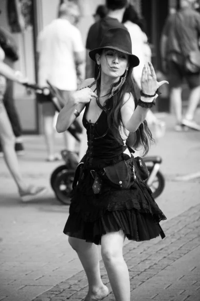 Strasburg Francja Czerwca 2022 Portret Gotyckiej Dziewczyny Tańczącej Ulicy Czerni — Zdjęcie stockowe