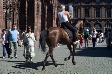 Strasbourg - Fransa - 2 Temmuz 2022 - At sırtında yürüyen adamın portresi