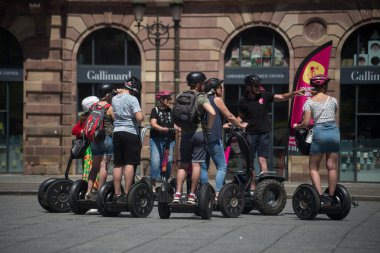 Strasbourg - Fransa - 2 Temmuz 2022 - Sokakta segway üzerinde duran bir grup turist