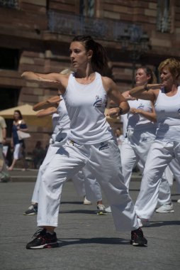 Strasbourg - Fransa - 2 Temmuz 2022 - Sokakta karate yapan bir grup genç kadın