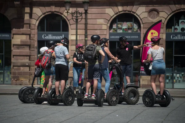 Strasbourg France July 2022 Група Туристів Стоять Переїзді Вулиці — стокове фото