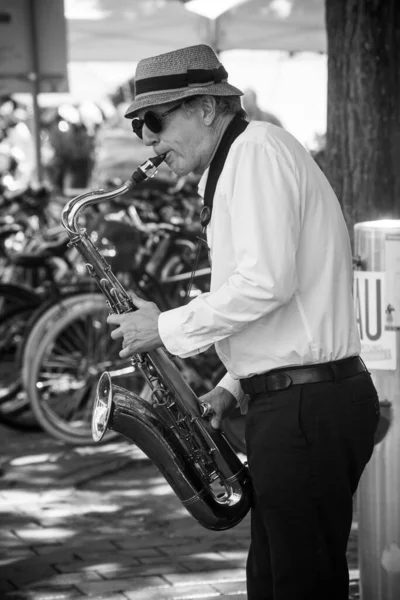 Estrasburgo Francia Julio 2022 Retrato Del Hombre Tocando Saxofón Calle —  Fotos de Stock