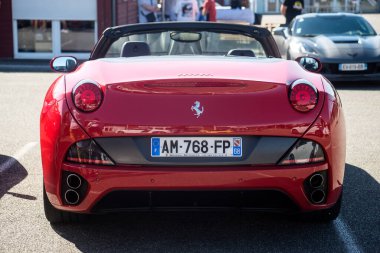 Lutterbach - Fransa - 4 Temmuz 2022 - Üstü açık kırmızı ferrari California manzarası