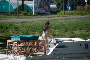 Mulhouse - Fransa - 7 Temmuz 2022 - Kanaldaki kadın pilot turizm teknesinin portresi