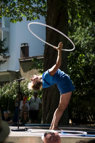 Mulhouse France July 2022 Portrait Blond Woman Juggling Hoops Street — Stockfoto