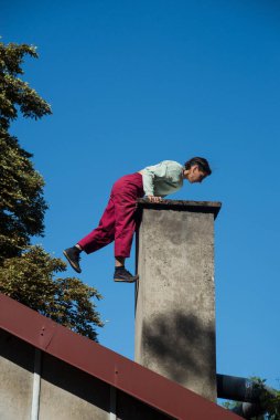 Mulhouse - Fransa - 17 Temmuz 2022 - Sokak festivali sırasında binanın ön cephesine tırmanan sokak sanatçılarının portresi