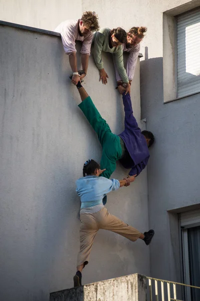 Mulhouse Francia Julio 2022 Grupo Artistas Callejeros Escalando Fachada Del — Foto de Stock