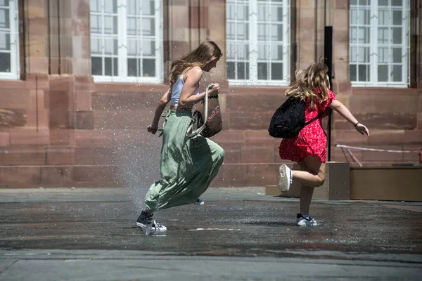 Strasbourg France July 2022 Portrait Girls Running Splashing Public Fountain — Zdjęcie stockowe