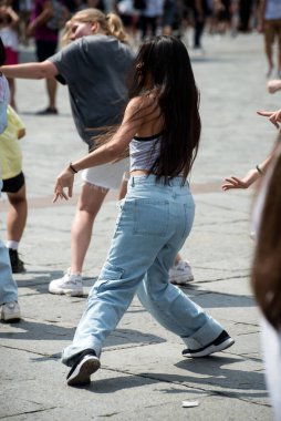 Strasbourg - Fransa - 23 Temmuz 2022 - Sokakta dans eden genç kızların portresi