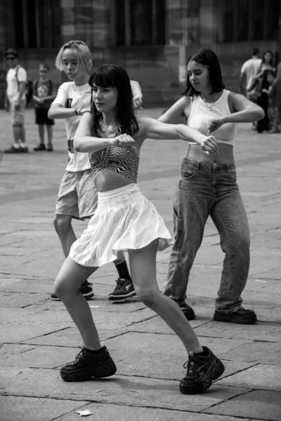Strasbourg France July 2022 Portrait Young Girls Dancing Street — Stock Photo, Image