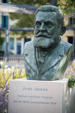 Beziers - Fransa - 26 Temmuz 2022 - 1914 'te ölen ünlü Fransız politikacı Jean Jaures' in bronz heykeli