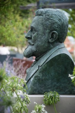 Beziers - Fransa - 26 Temmuz 2022 - 1914 'te ölen ünlü Fransız politikacı Jean Jaures' in bronz heykeli