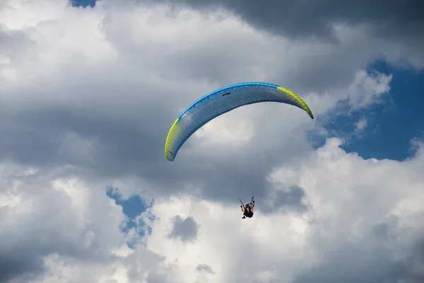 Grand Ballon France August 2022 View Paraglider Flying Cloudy Sky — Zdjęcie stockowe