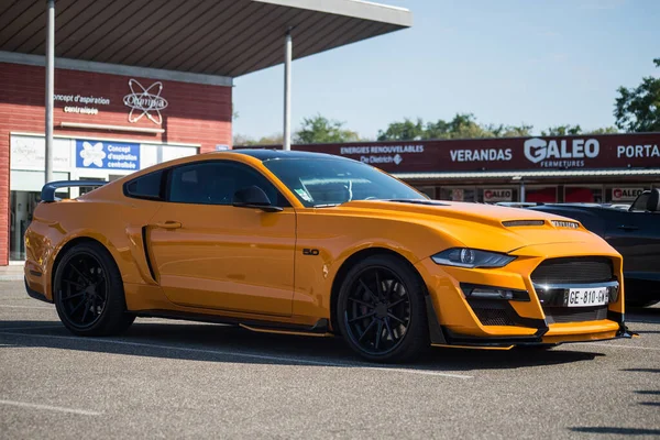 Lutterbach France Aout 2022 Profile View Orange White Ford Mustang — Foto Stock