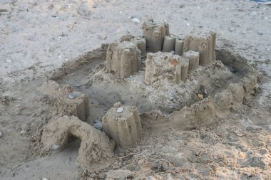 Kumsaldaki geleneksel kumdan kalenin yakınına. 