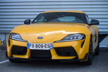 Mulhouse - Fransa - 11 Eylül 2022 - Sokakta park etmiş sarı toyota supra manzarası