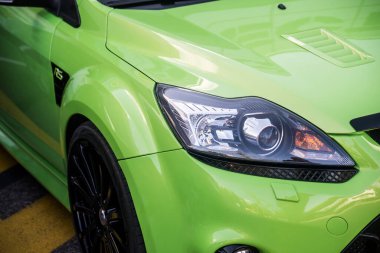 Mulhouse - Fransa - 11 Eylül 2022 - Caddeye park edilmiş yeşil Ford Focus RS 'nin ön görüntüsü  