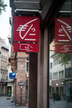 Strasbourg - Fransa - 10 Eylül 2022 - Caddedeki Fransız bankasının ön cephesinde Cisse d 'epargne logosu kapatıldı
