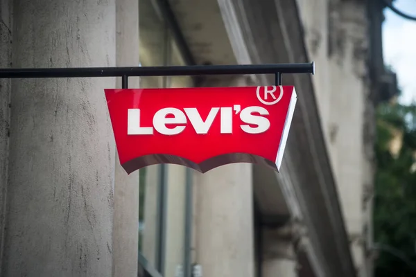 Strasbourg Frankrike September 2022 Closeup Levi Logo Store Front Gaten – stockfoto