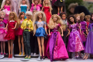 Riedisheim - Fransa - 11 Eylül 2022 - Caddedeki bit pazarında Barbie bebek koleksiyonu