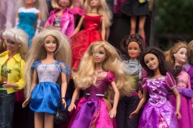Riedisheim - Fransa - 11 Eylül 2022 - Caddedeki bit pazarında Barbie bebek koleksiyonu