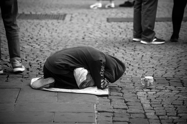 Strasbourg France Вересня 2022 Портрет Бездомної Жінки Сидить Вулиці Чашкою — стокове фото