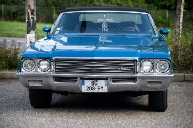 Mulhouse - Fransa - 11 Eylül 2022 - Caddeye park etmiş Bue Vintage Buick 'in ön görüntüsü  