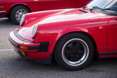 Mulhouse - Fransa - 11 Eylül 2022 - Caddeye park edilmiş kırmızı Porsche 911 'in ön görüntüsü