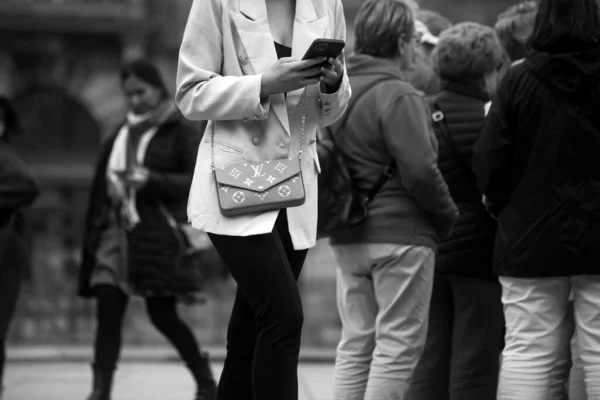 Strasburg Francja Września 2022 Zbliżenie Młodej Kobiety Skórzanej Torebki Louisa — Zdjęcie stockowe