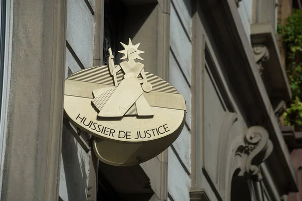 法式建筑立面上的特写法警板 Huissier Justice 法文本 — 图库照片