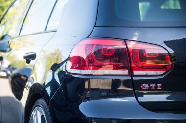 Mulhouse - Fransa - 11 Eylül 2022 - Gri Volkswagen Golf GTI 'nin arka ışıkları kapatıldı ve sokağa park edildi.