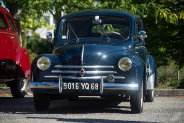Mulhouse - Fransa - 11 Eylül 2022 - Caddeye park edilmiş mavi Renault 4CV 'nin ön görüntüsü