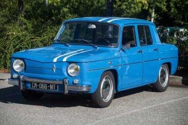 Mulhouse - Fransa - 11 Eylül 2022 - Caddeye park etmiş mavi Renault 8 'in ön görüntüsü