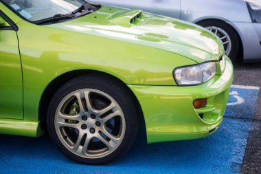 Mulhouse - Fransa - 11 Eylül 2022 - Sokakta park etmiş yeşil Subaru Imprezia manzarası 