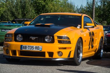 Mulhouse - Fransa - 11 Eylül 2022 - Turuncu ve siyah Ford Mustang 'in ön görüntüsü 500 GT arabası sokağa park edildi 