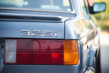 Mulhouse - Fransa - 9 Ekim 2022 - Caddeye park edilmiş mavi seksenlerin BMW 325I dikiz görüntüsü 