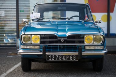 Mulhouse - Fransa - 9 Ekim 2022 - Caddeye park edilmiş mavi Renault 16 'nın ön görüntüsü  